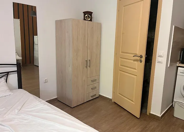 Wood * 尼亚米卡尼奥纳